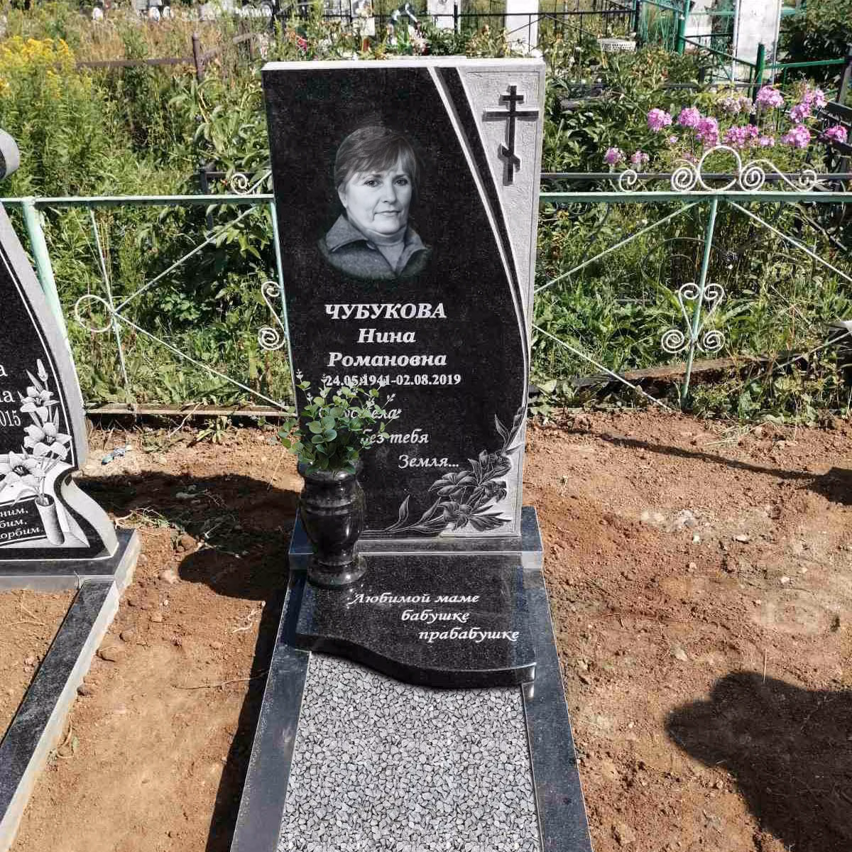 Памятник перед морозами — сначала осмотр камня, затем проверка надписи